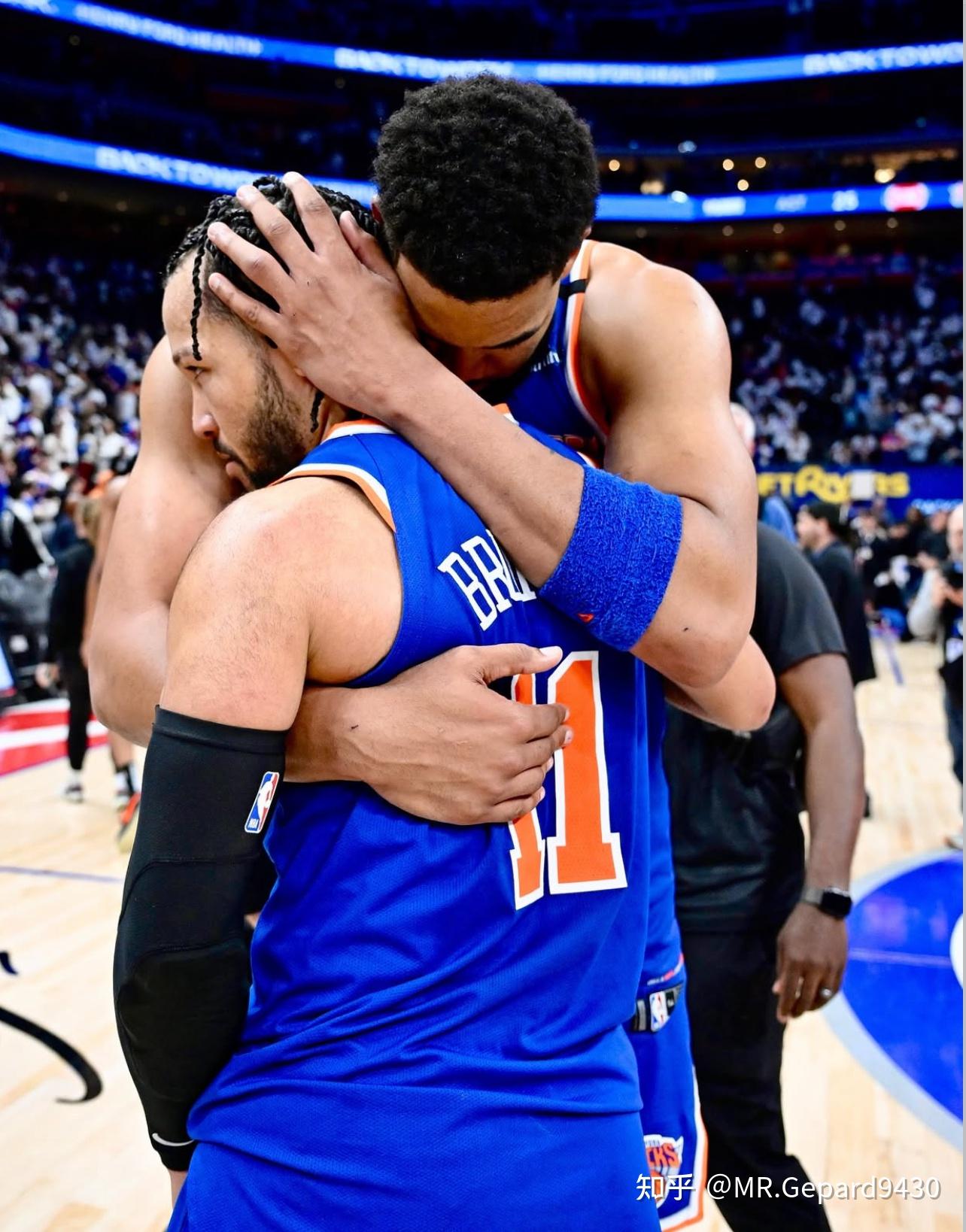 爱游戏APP-包含纽约尼克斯训练开放日;转会期队长鼓劲引欢呼;NBA季后赛在即;身体对抗强度拉满的词条