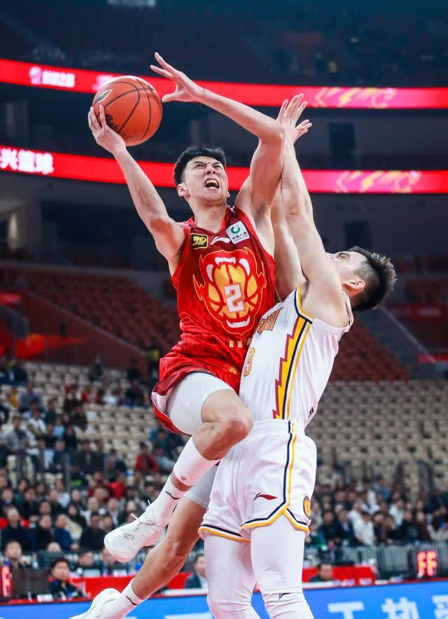 今晚CBA常规赛传出新动向；圣安东尼奥马刺止住颓势；管理层表态：气氛紧张；赛季目标并未改变的简单介绍